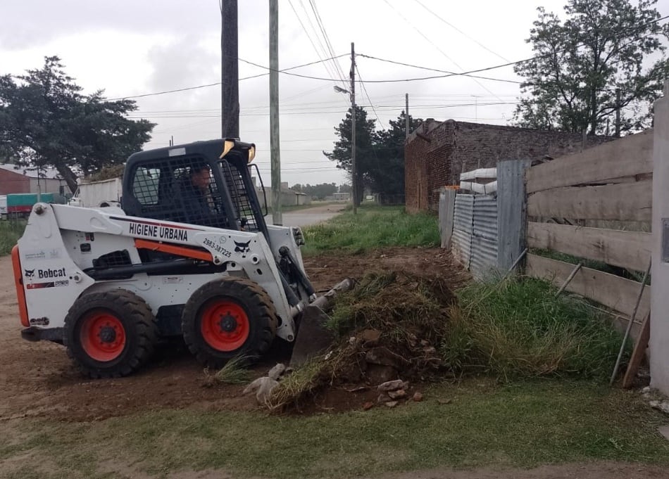 Tras el reclamo de un vecino personal de Barrios Limpios de Tres Arroyos actuó sobre un basural