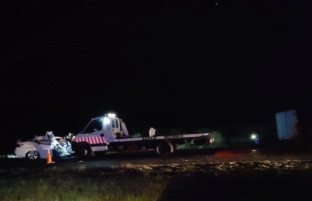 El auto Nissan blanco quedó destrozado por completo. Allí rescataron a una chica de 17 años.