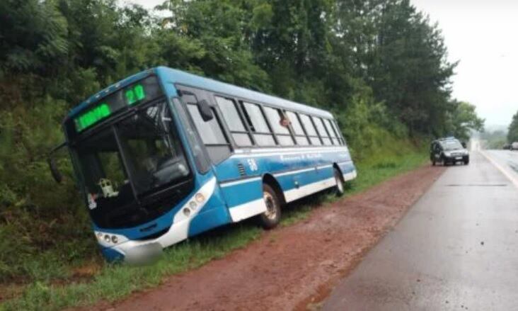 Transporte urbano de pasajeros despistó en Salto Encantado: una mujer herida.