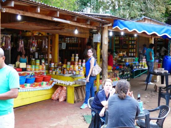 Es un paseo para relajarse, comer cosas ricas y comprar productos envasados, ideales como souvenirs.