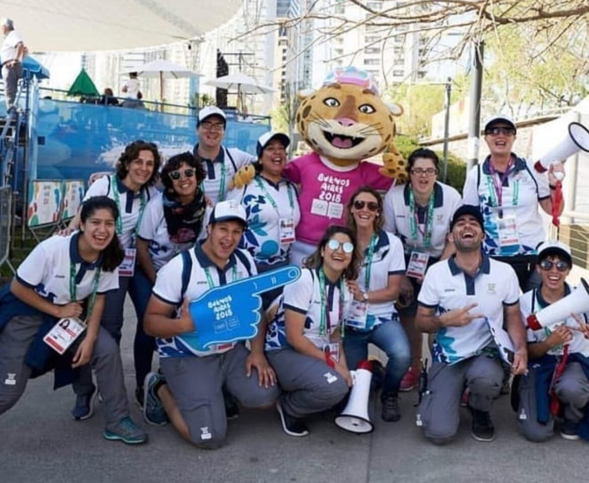 Eugenia Martellotto con los voluntarios en los Juegos Olímpicos de la juventud Buenos Aires 2018