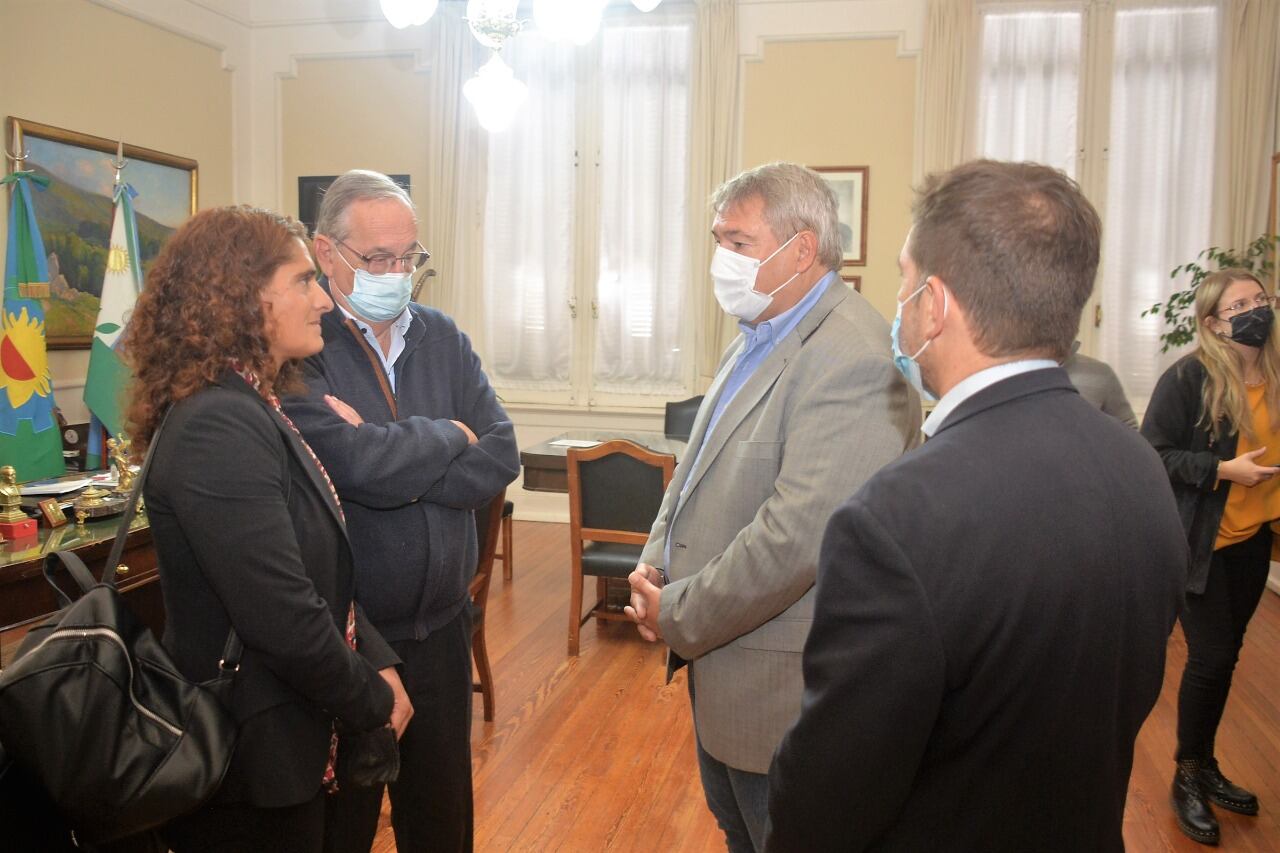 El intendente Miguel Lunghi recibió en el Palacio Municipal al Ministro de Transporte de la provincia de Buenos Aires, Jorge D´Onofrio.