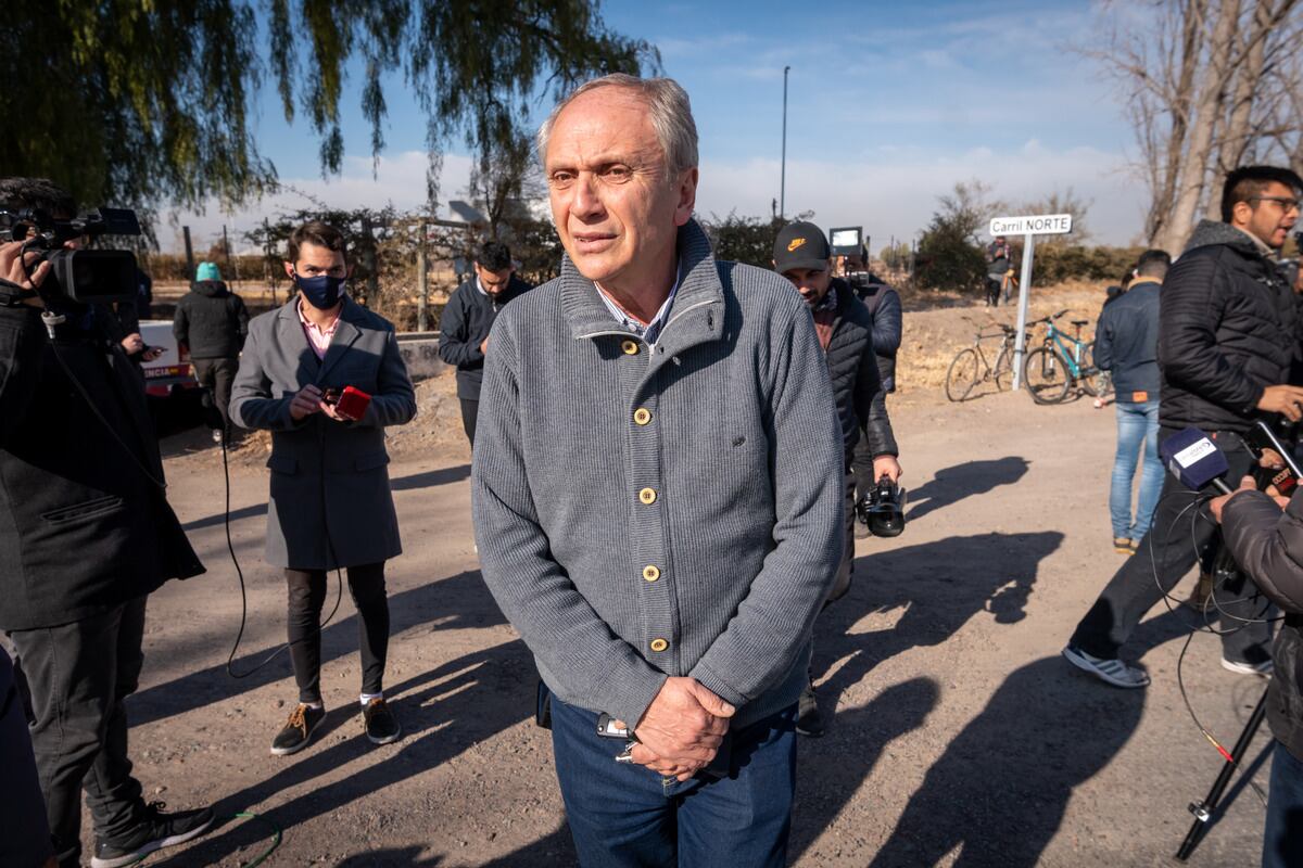 Femicidio
El cadáver de Agostina Trigo estaba en un galpón abandonado en carril Robert, entre carril Norte y Chivilcoy, de Buen Orden.
La zona fue perimetrada a mas de un kilómetro.
Intendente de San Martin Raúl Rufeil 
Foto: Ignacio Blanco / Los Andes   