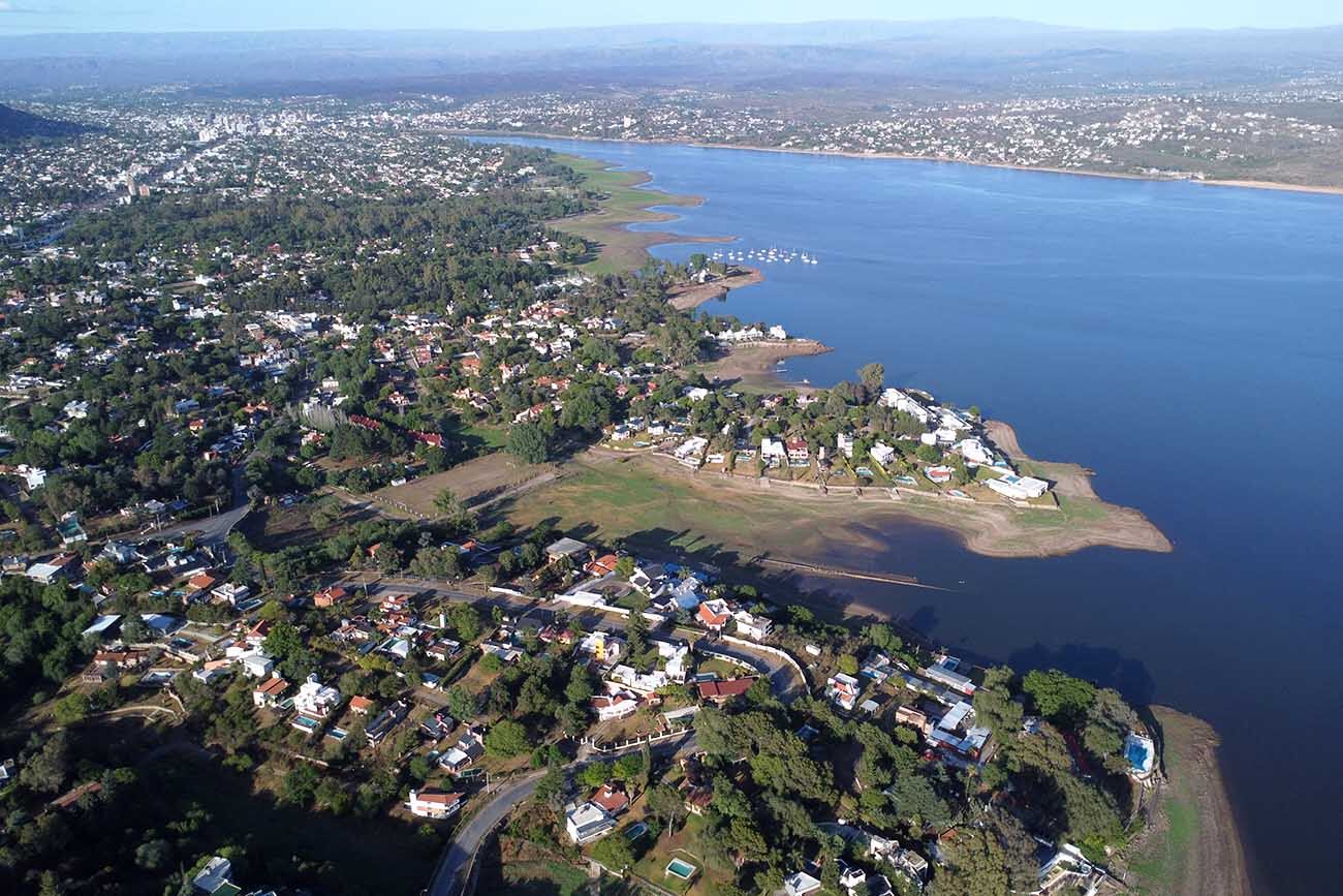 Así se veían la semana pasada las costas del embalse San Roque en Villa Carlos Paz. Las playas denotaban la preocupante falta de agua.