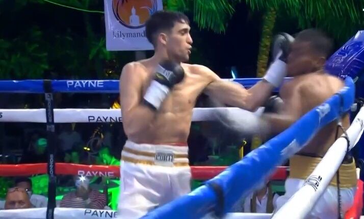 El mendocino Kevin Muñoz (derecha) enfrentó al colombiano Rober Barrera. La pelea fue suspendida por la lluvia.