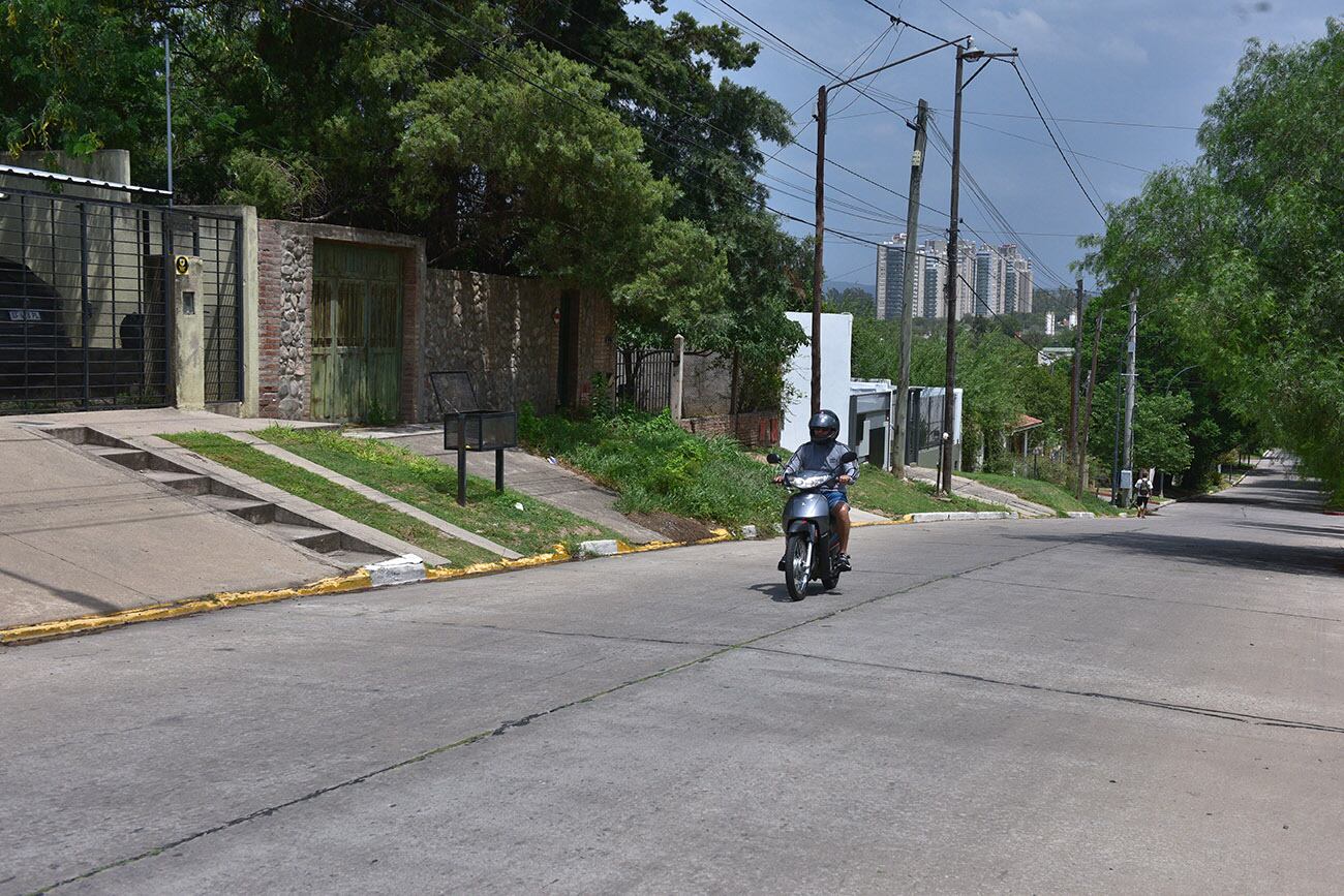 Una joven de 26 años fue herida de un disparo este lunes por la noche al robarle la mochila en barrio San Ignacio, de la Capital. Foto Ramiro Pereyra