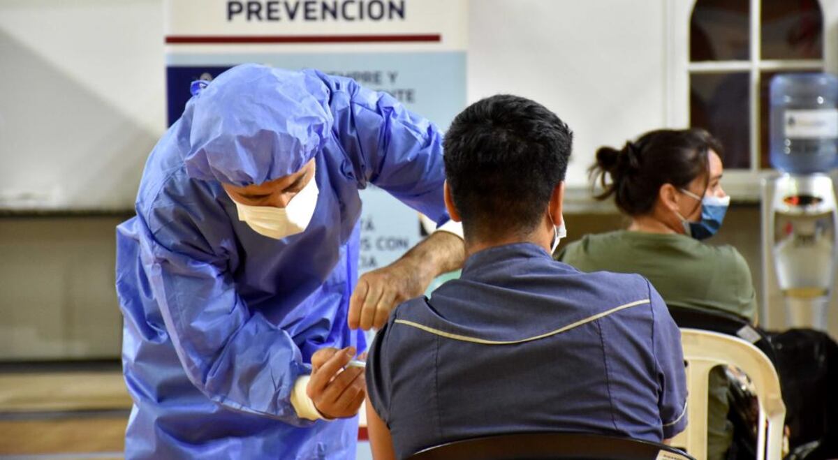 En San Juan analizan inmunizar a menores de 18 años