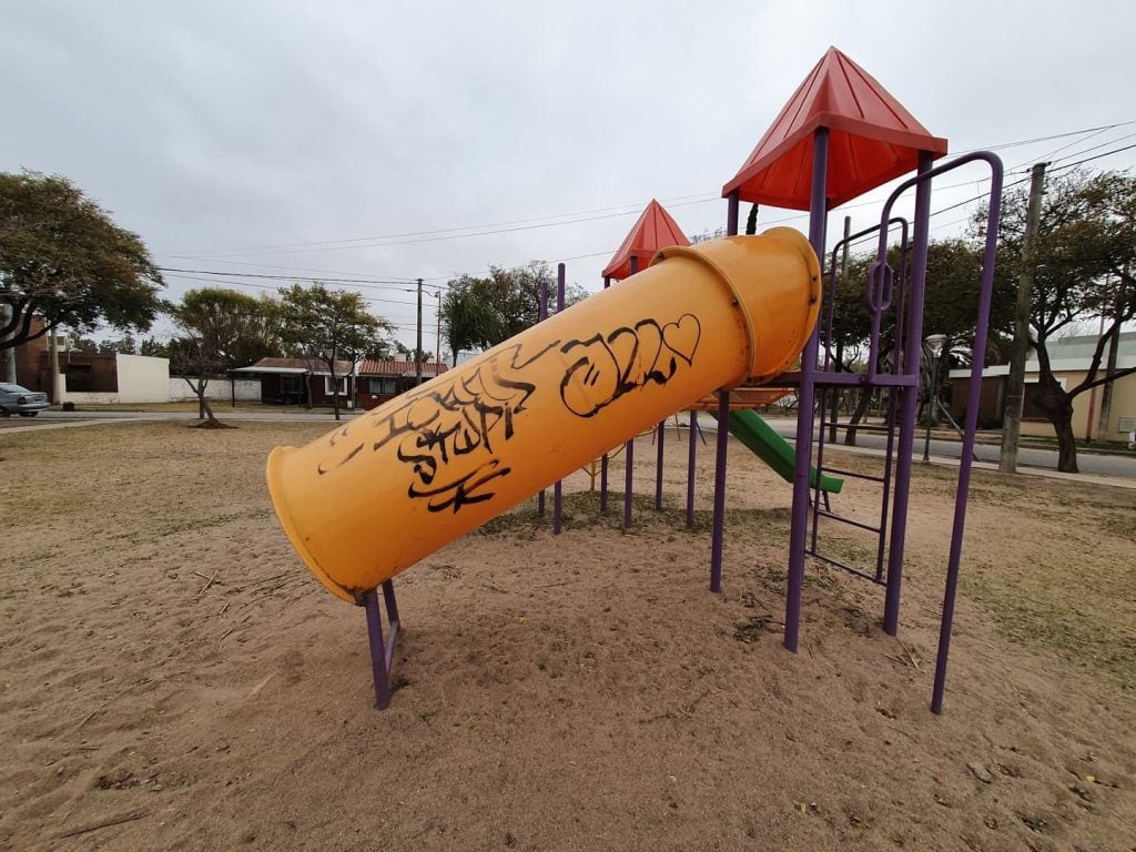 Actos vandálicos en la Plaza Andresito Gil de Arroyito