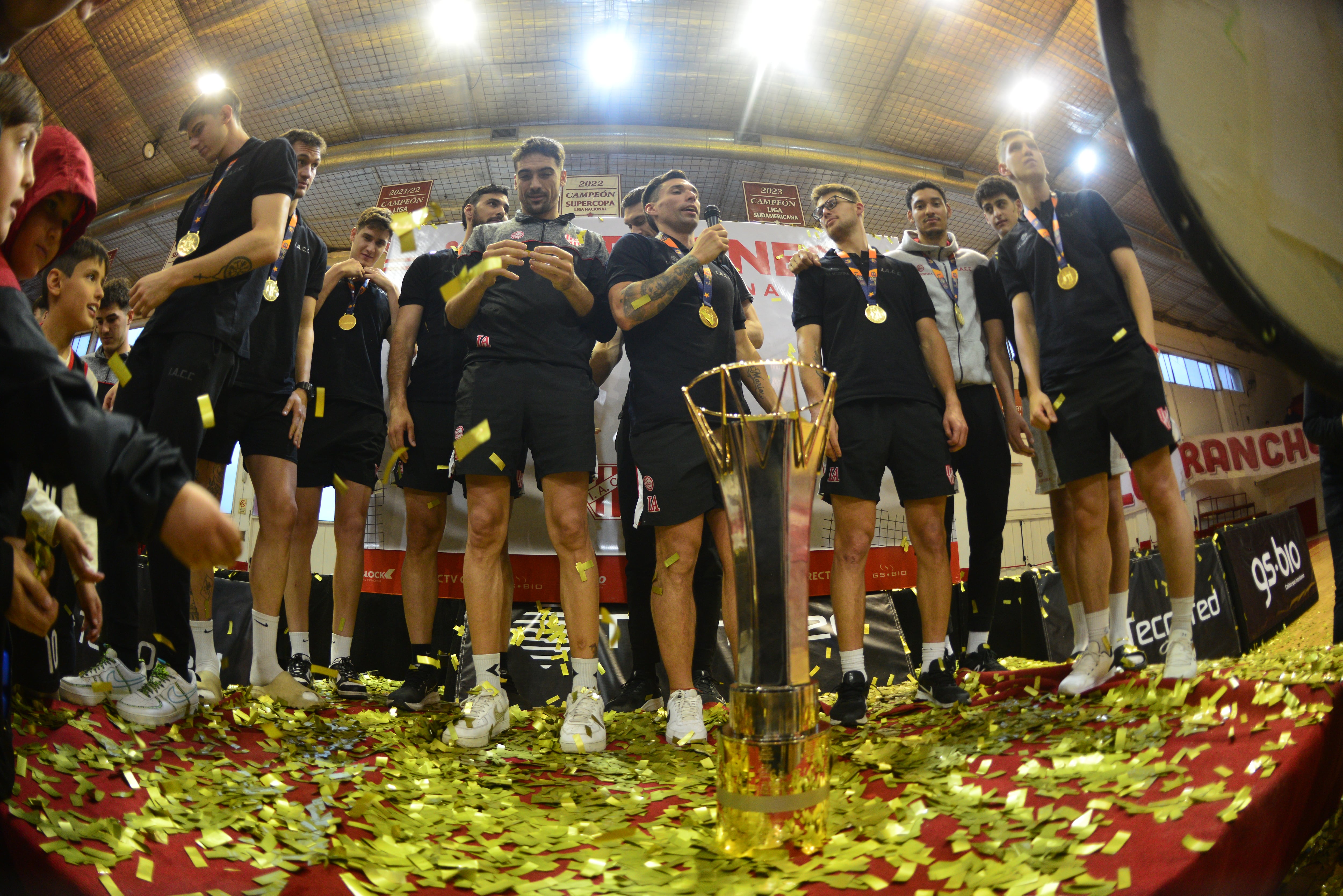 Los jugadores e hinchas de Instituto festejaron a pleno en el Ángel Sandrín la obtención de la Liga Sudamericana de básquet. Foto Javier Ferreyra