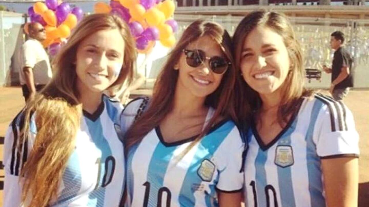 Antonela Roccuzzo junto a sus hermanas Clara y Paula.