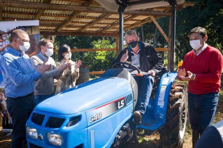 Entrega de maquinaria agrícola en Aristóbulo del Valle