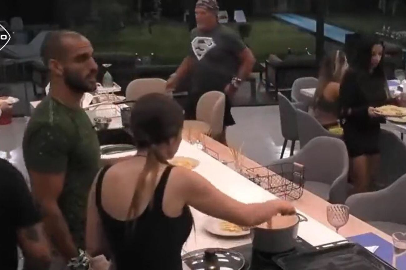 Romina hizo la cena de salchichas envueltas en Gran Hermano.