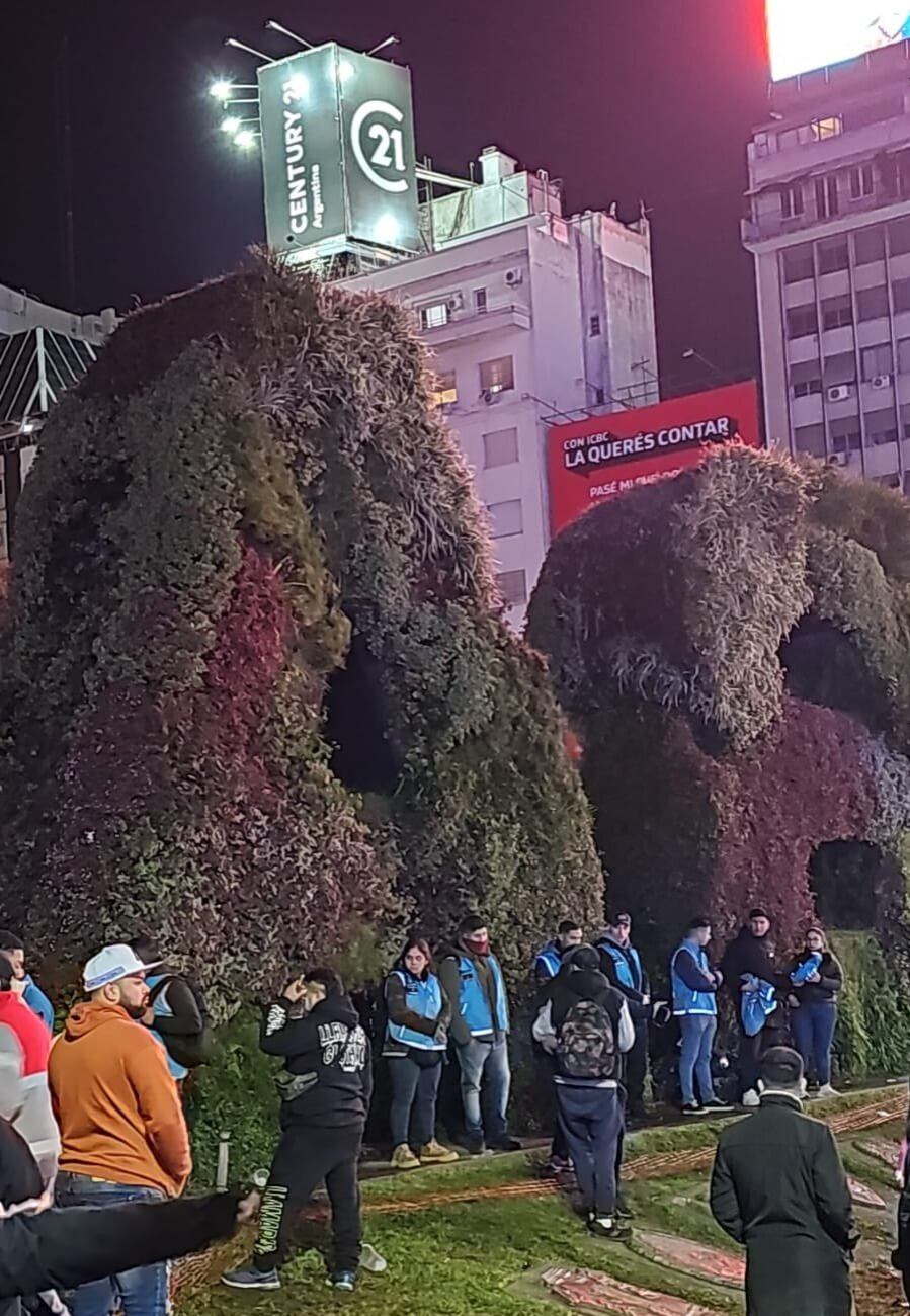 La víctima tenía 29 años y se balanceaba en los jardines verticales, en medio de los festejos previos.