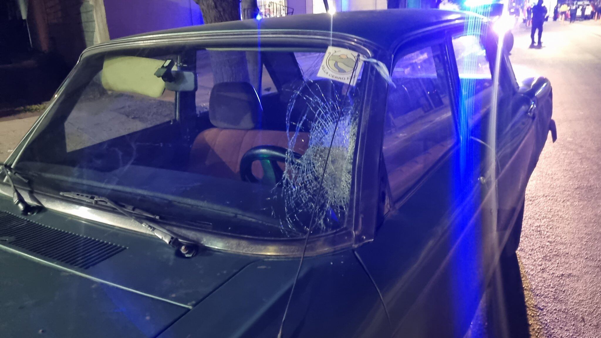 Un automovilista atropelló a un limpiavidrios.