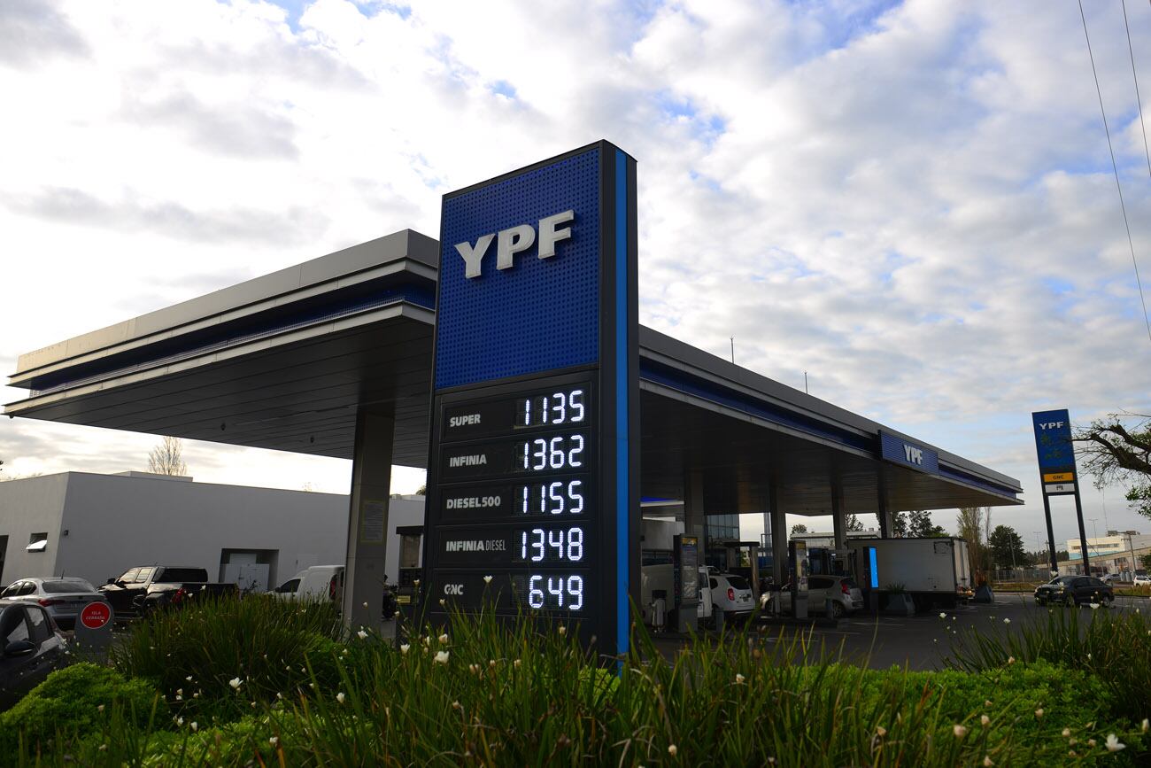 En octubre, la petrolera YPF redujo el precio de los combustibles en un 1%.  (Nicolás Bravo / La Voz)