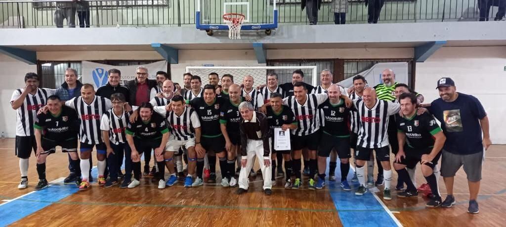 Glorias del futsal fueguino realizaron un partido homenaje en memoria del histórico dirigente.