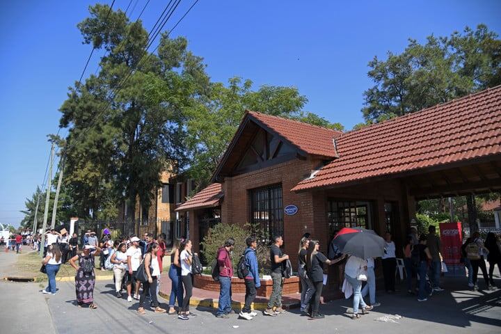 La fila para dejar el currículum en Coto. / Foto: Clarín