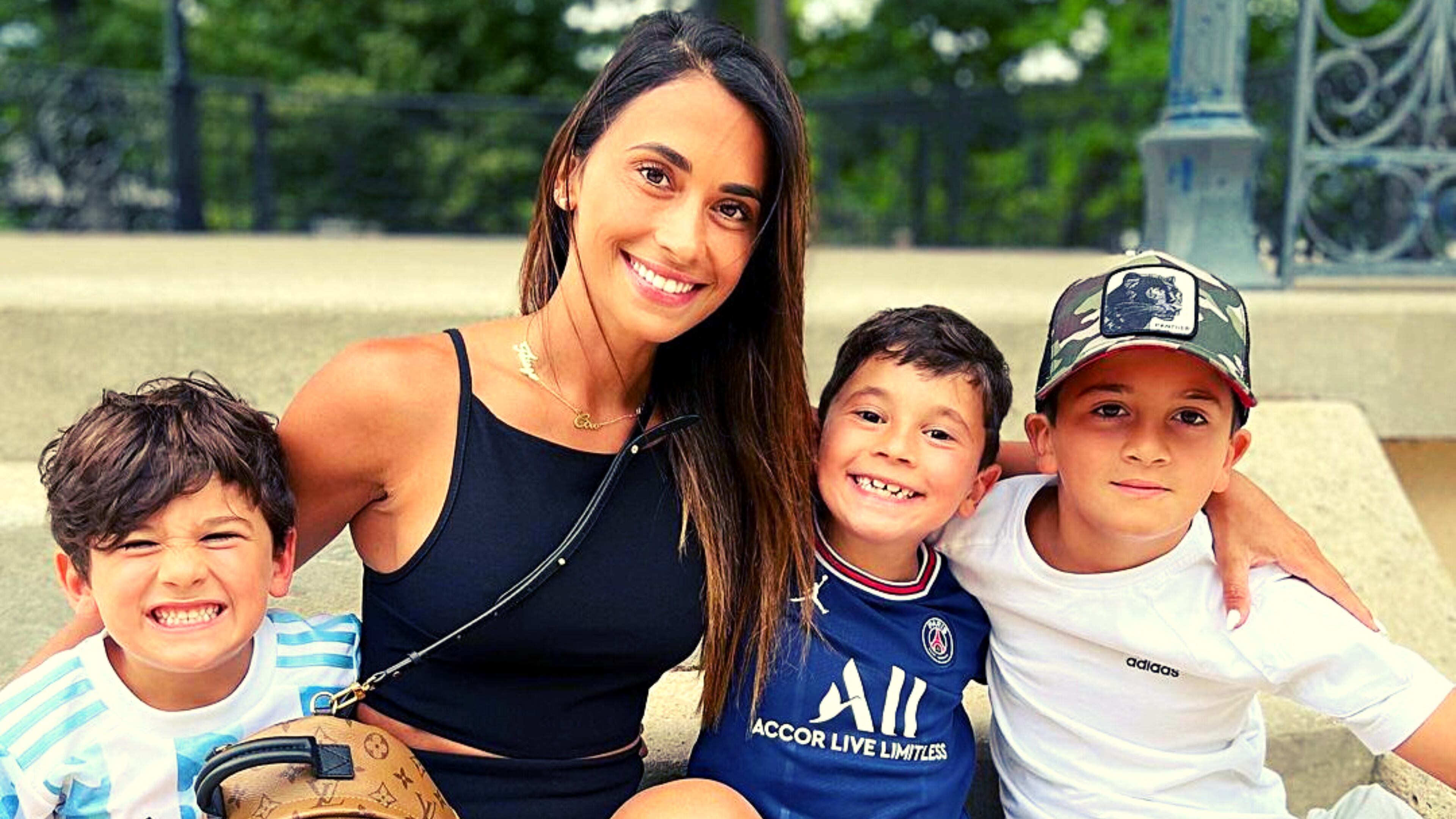 Antonela Roccuzzo junto a Ciro, Mateo y Thiago Messi.