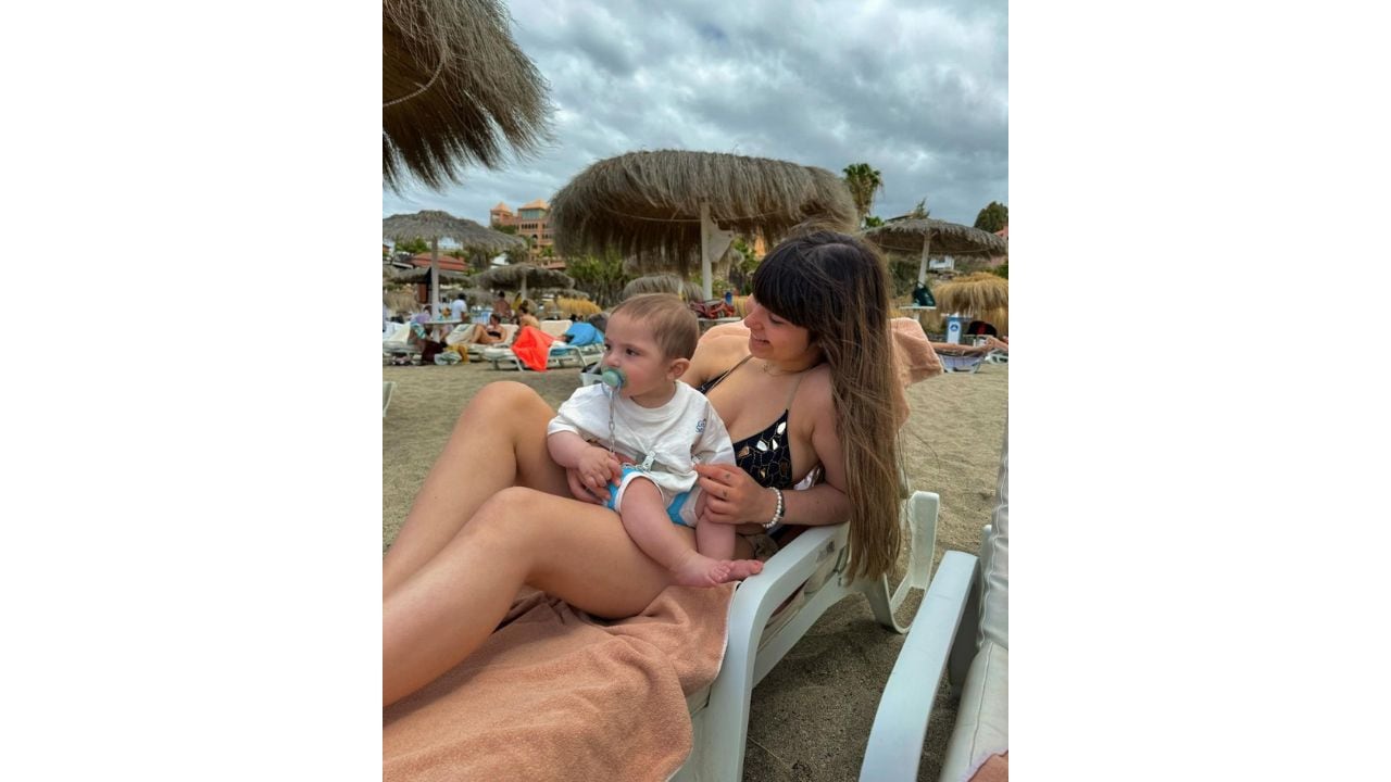 Enzo junto a su madre en Tenerife, España.