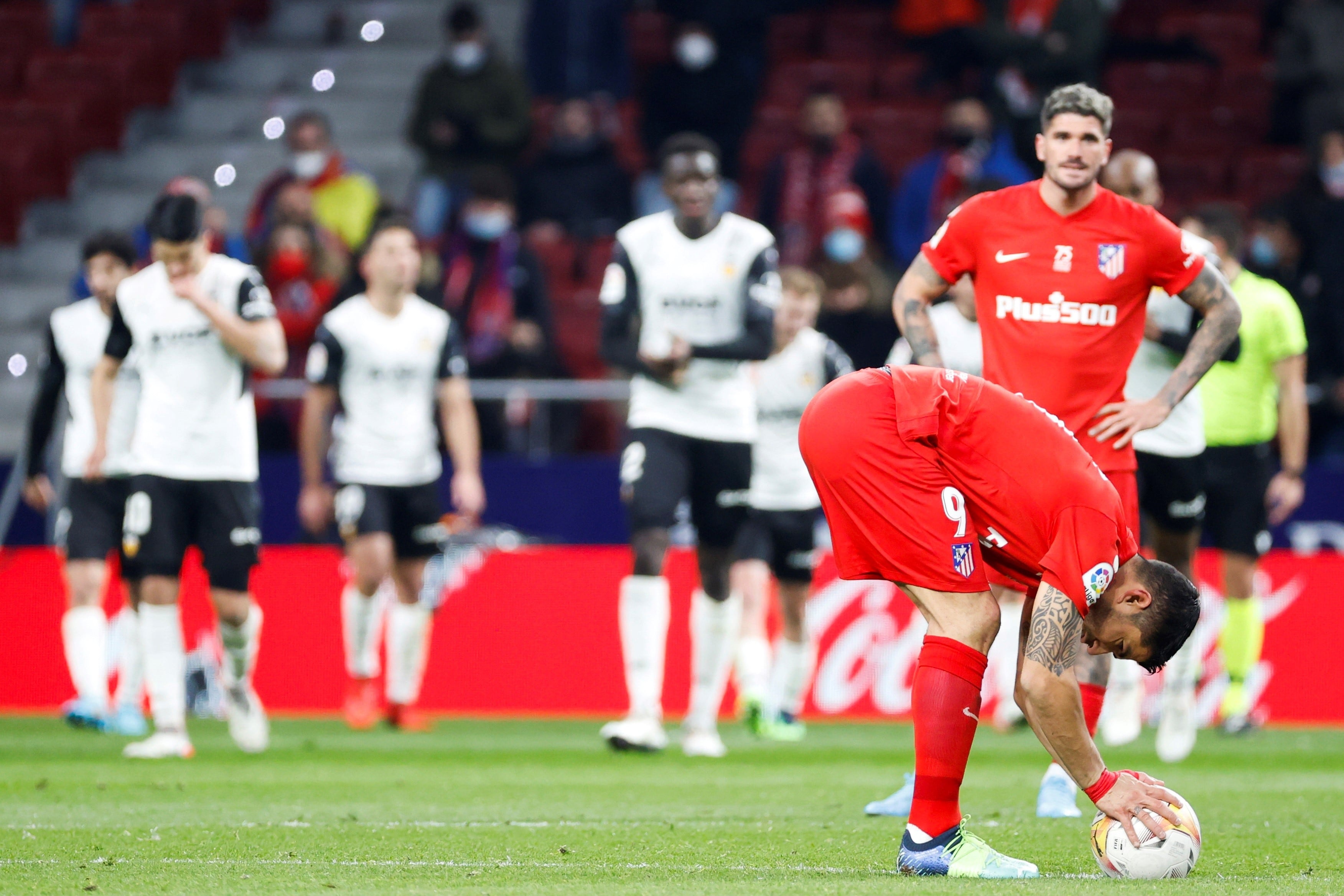 Atlético de Madrid cae de local ante Valencia y los hinchas silbaron a los jugadores.