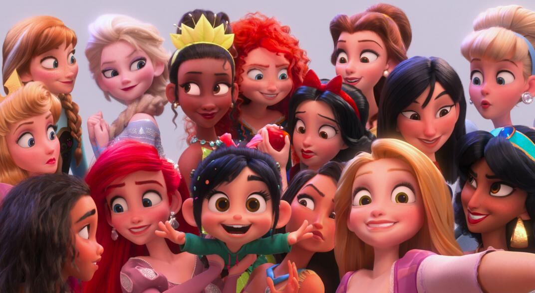 Modo “selfie”. Vanellope es una princesa, pero no estaba incluida en el catálogo de Disney. Ella logró reunirlas a todas en “Wifi Ralph”, secuela de “Ralph, el demoledor”. (Prensa Disney)