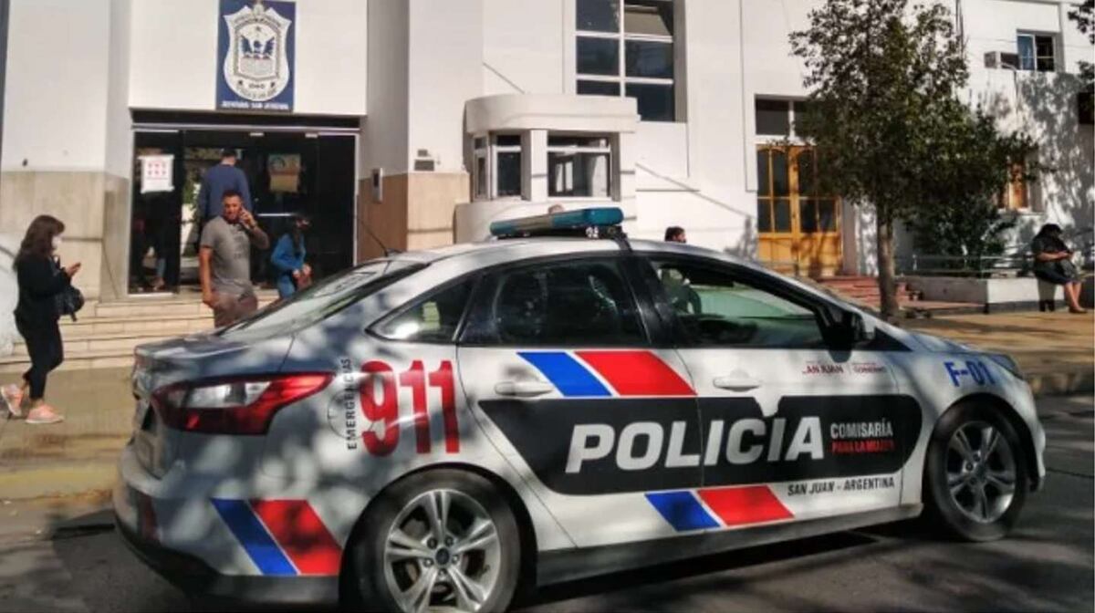 Dos policías detenidos por rayar con pintura el auto de otro efectivo