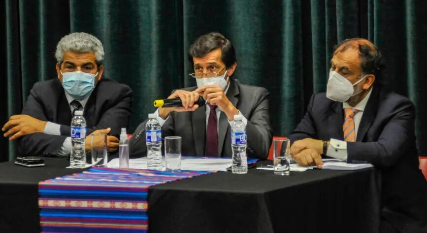 Los ministros de Hacienda y Finanzas, Carlos Sadir (c); y de Trabajo y Empleo, Normando Álvarez García (d); junto al secretario de Justicia, Daniel Suárez, presentaron a principios del mes la propuesta de mejora salarial para lo que resta del año.