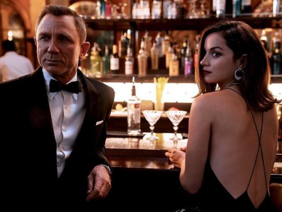 Ana de Armas junto a Daniel Craig protagonizan la pelicula Bond 25