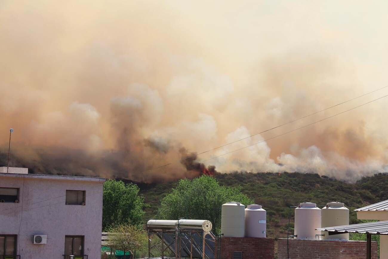 Bomberos trabajando en el incendio forestal de Cabalango. (Yanina Aguirre / Corresponsalía Carlos Paz La Voz)