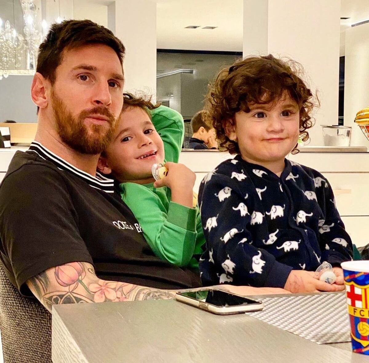 Lionel Messi sorprendió con espejo televisor para ver a la selección de futsal