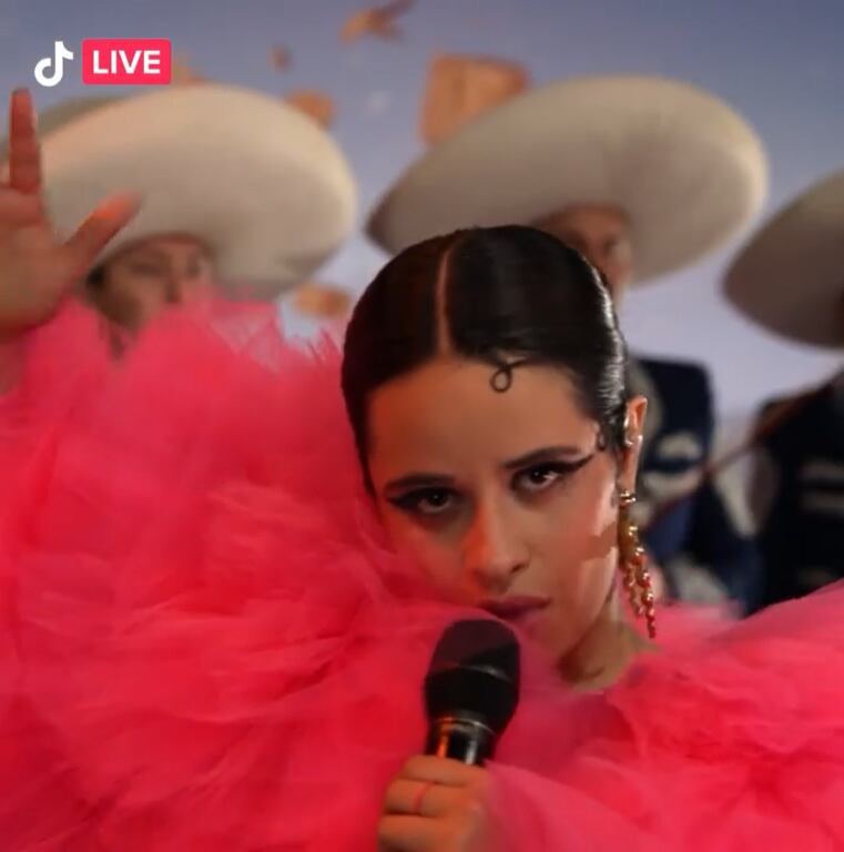 Los looks Tendencia de Camila en el adelanto de su show por TikTok.