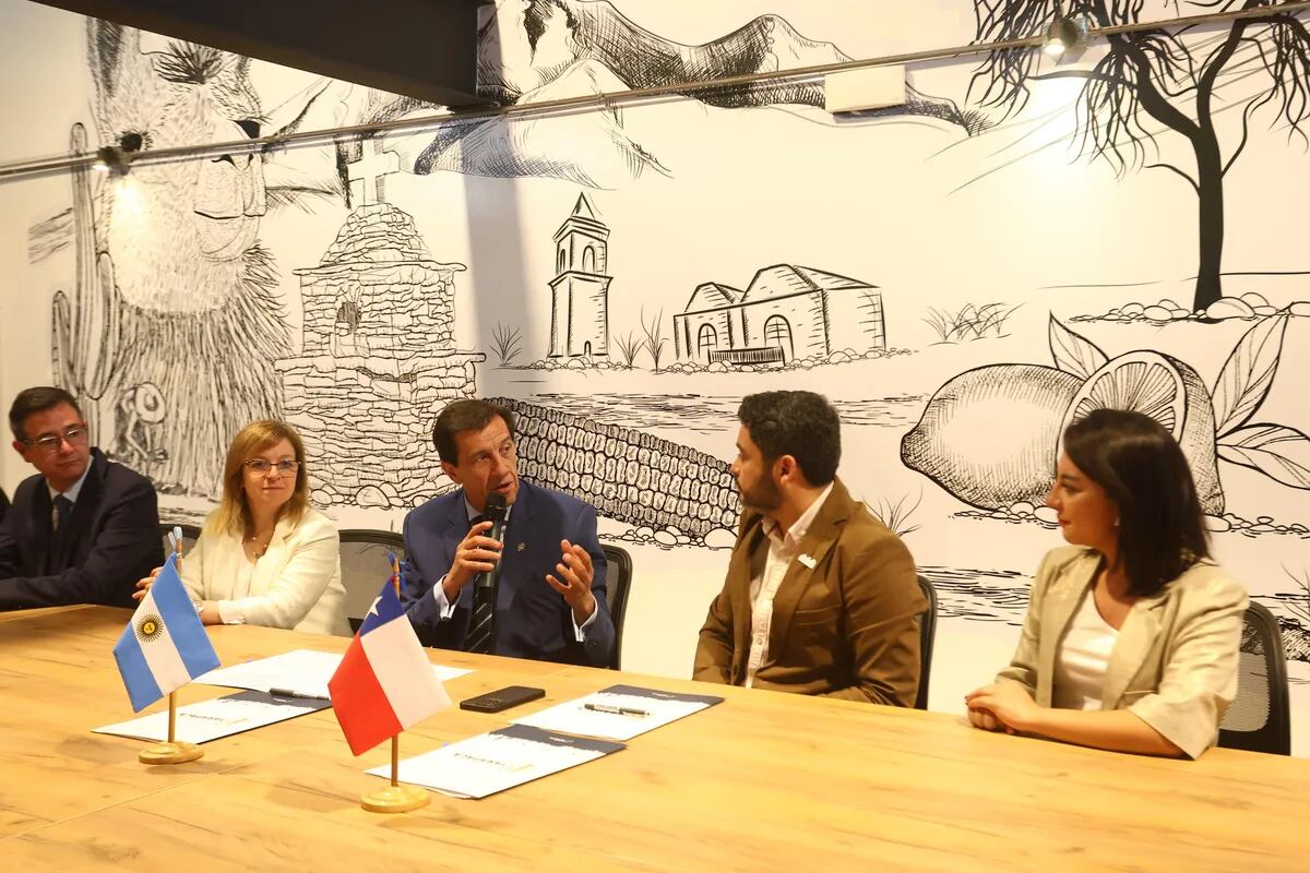 El gobernador Sadir acordó en Iquique trabajar en una agenda de actividades institucionales y políticas conjuntas con Chile para dinamizar el proyecto Corredor Bioceánico Capricornio.