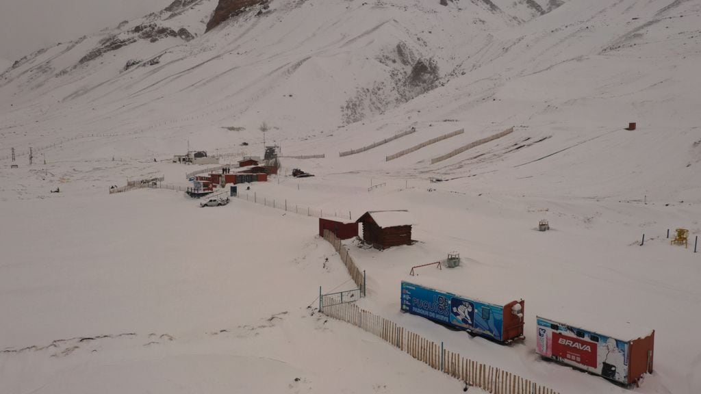 Este sábado estará habilitada la pista de trineo y el sector de picnic, además del restaurante. El domingo, en tanto, habilitarán las pistas de esquí y snowboard para principiantes. 