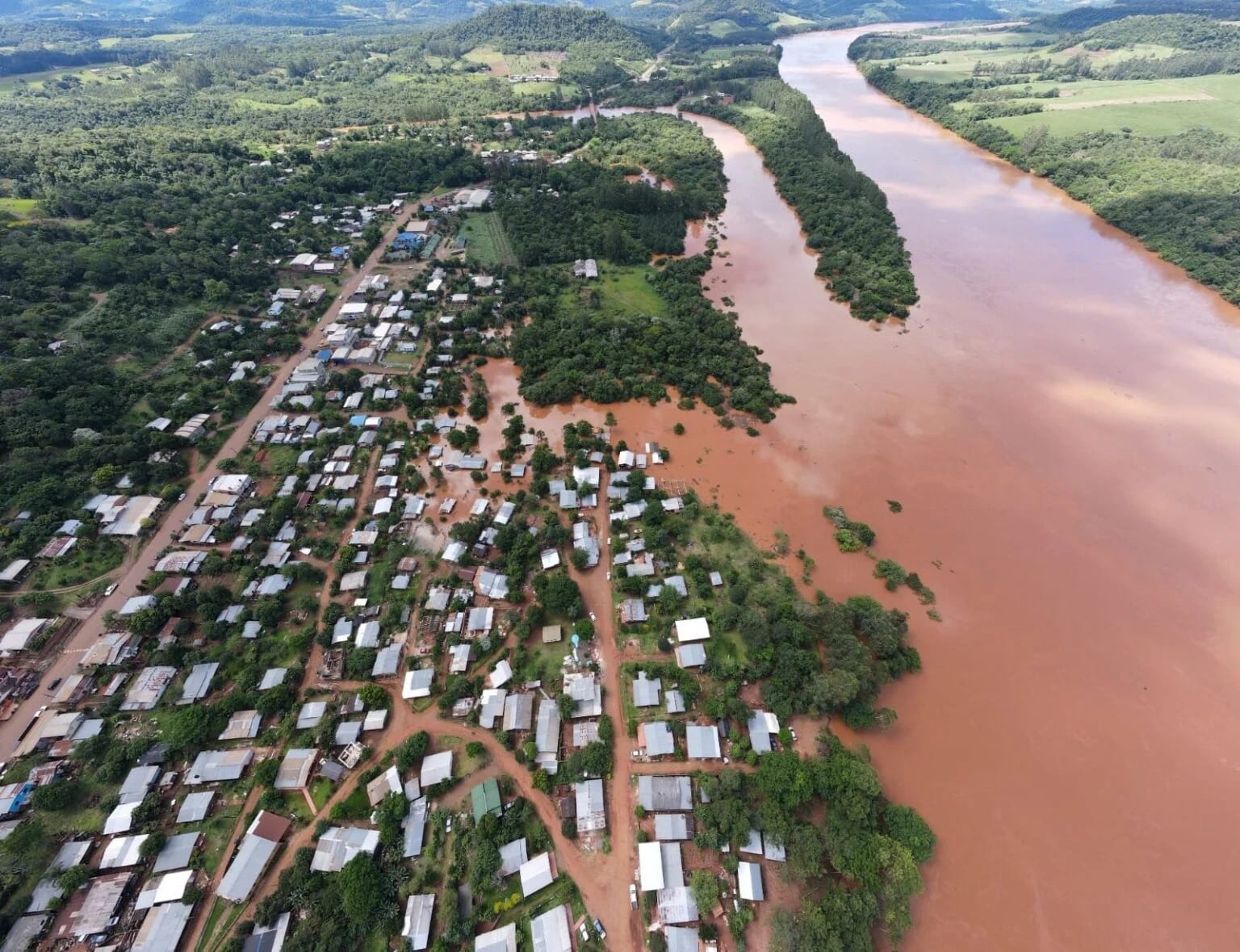 Tras las inundaciones en El Soberbio habilitaron el cruce con Porto Soberbo.