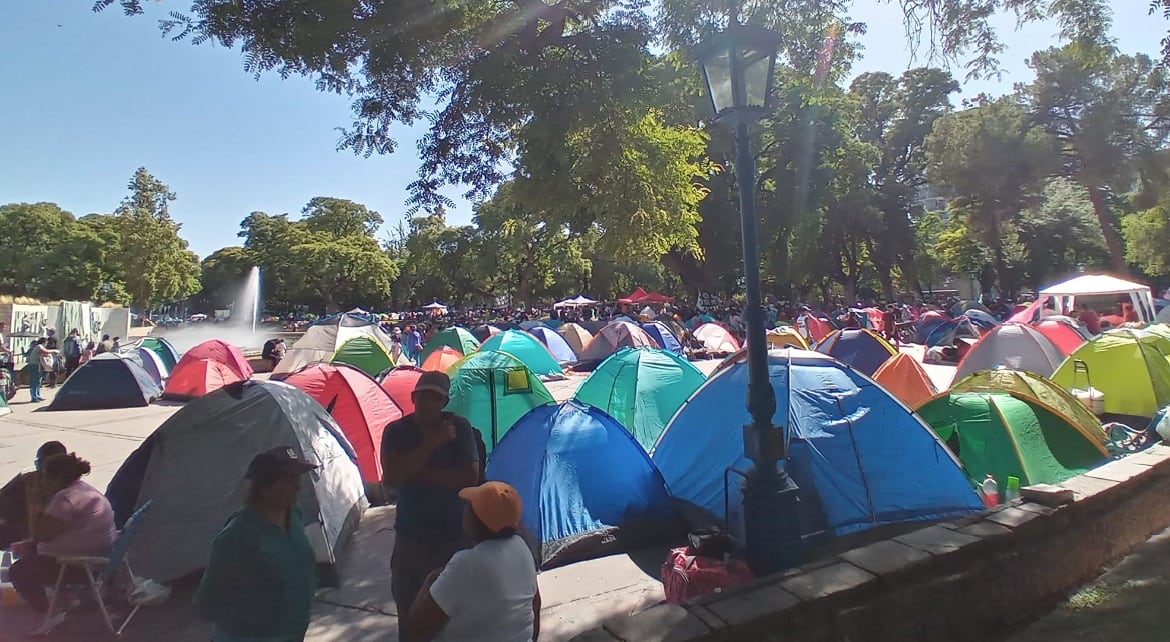 El acampe de las organizaciones piqueteras se centra en la plaza Independencia de Mendoza.