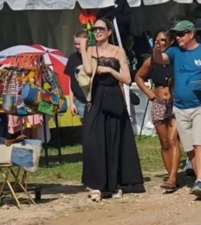 Angelina Jolie dando un paseo por el país centroamericano y por detrás su hija, Shiloh