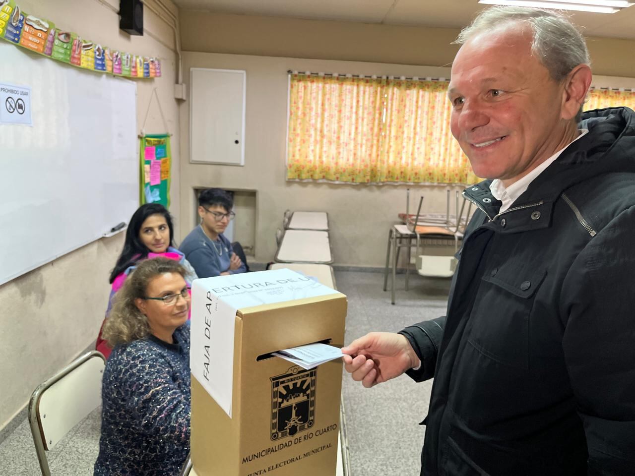 Guillermo De Rivas, candidato de Hacemos Juntos por Río Cuarto, votó este domingo. (Tomy Fragueiro / La Voz)