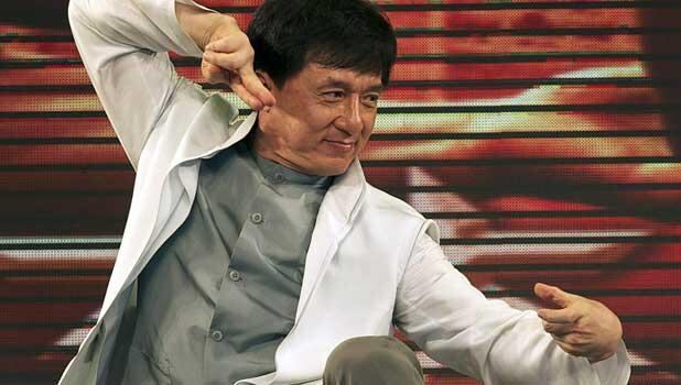 Jackie Chan, en una de sus típicas poses de arte marcial. 