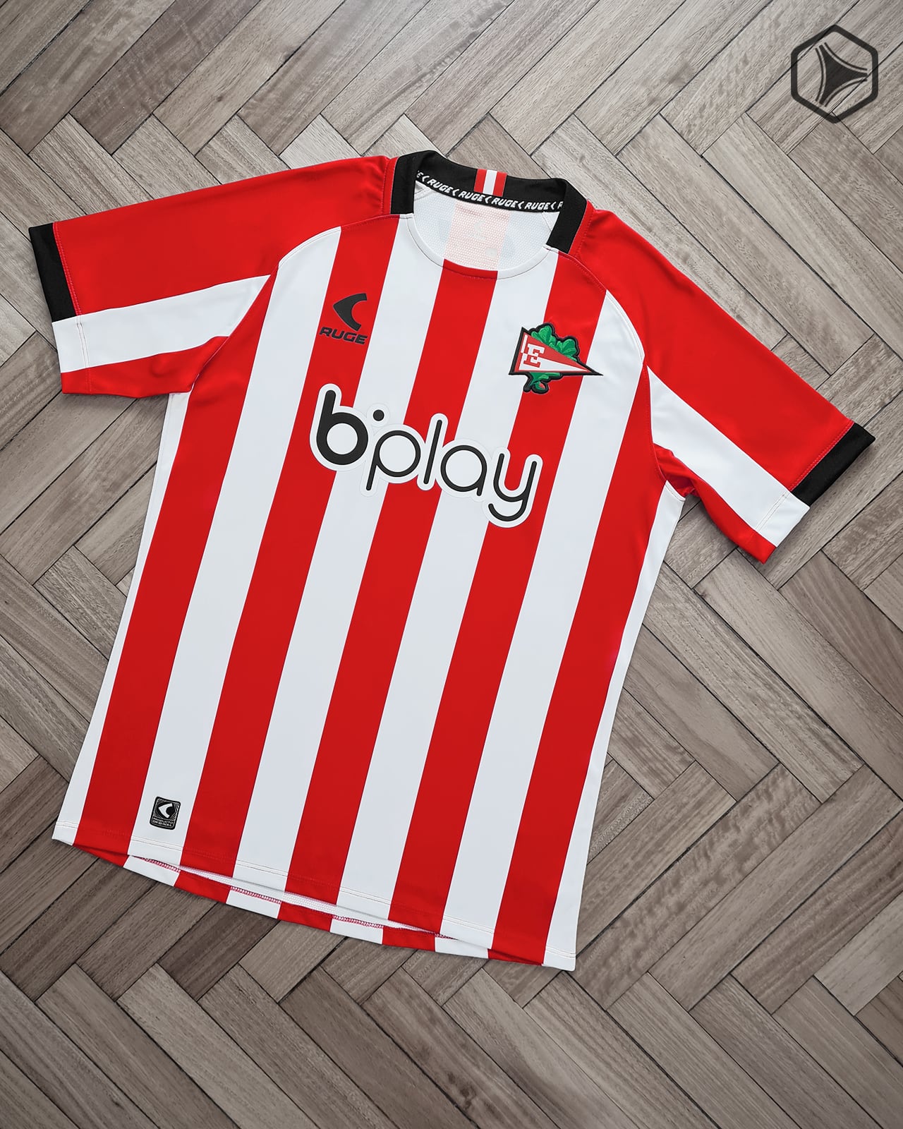 La camiseta titular de Estudiantes de La Plata, vestida por Ruge.