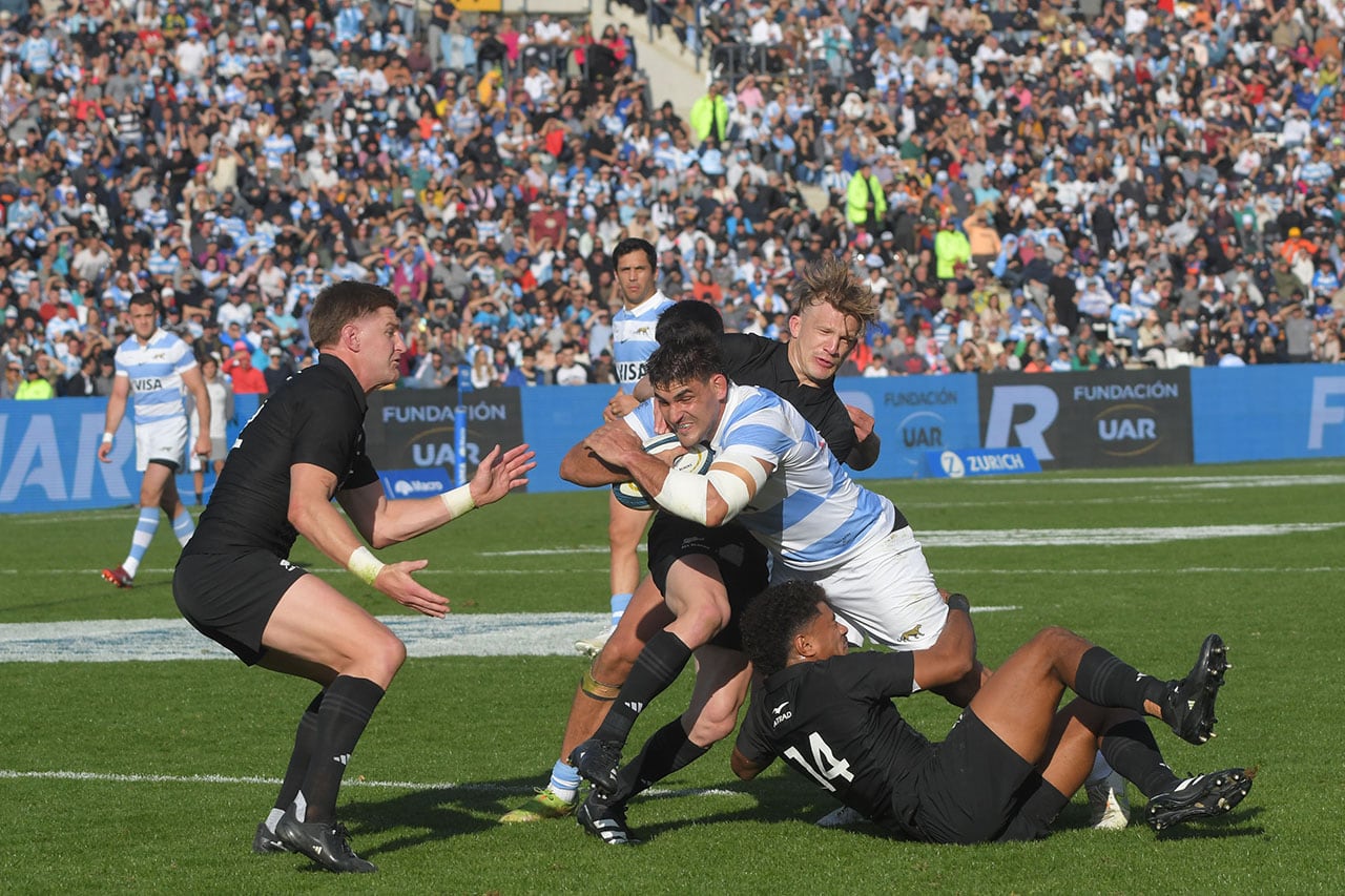 Los Pumas y los All Blacks jugaron un partidazo en Mendoza. / Marcelo Rolland - Los Andes