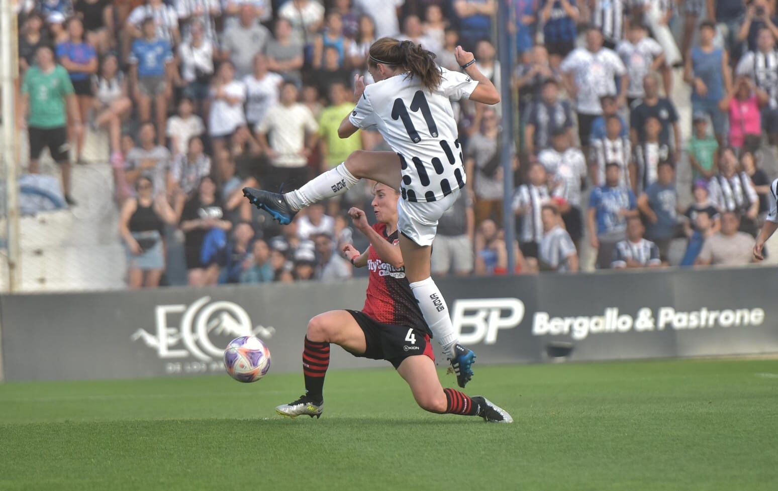 Talleres ante Newell's en la final del Reducido por el ascenso en fútbol femenino. (Facundo Luque / La Voz).