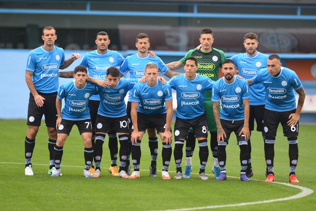 Los 11 titulares de Belgrano en el partido ante Gimnasia de Mendoza en el Gigante de Alberdi. (José Hernández)