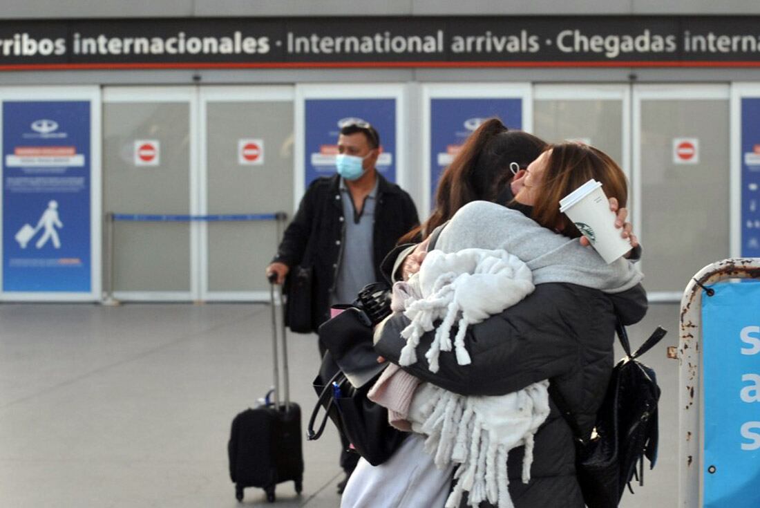 Gente llegando al aeropuerto de Ezeiza. 
Gentileza Clarín