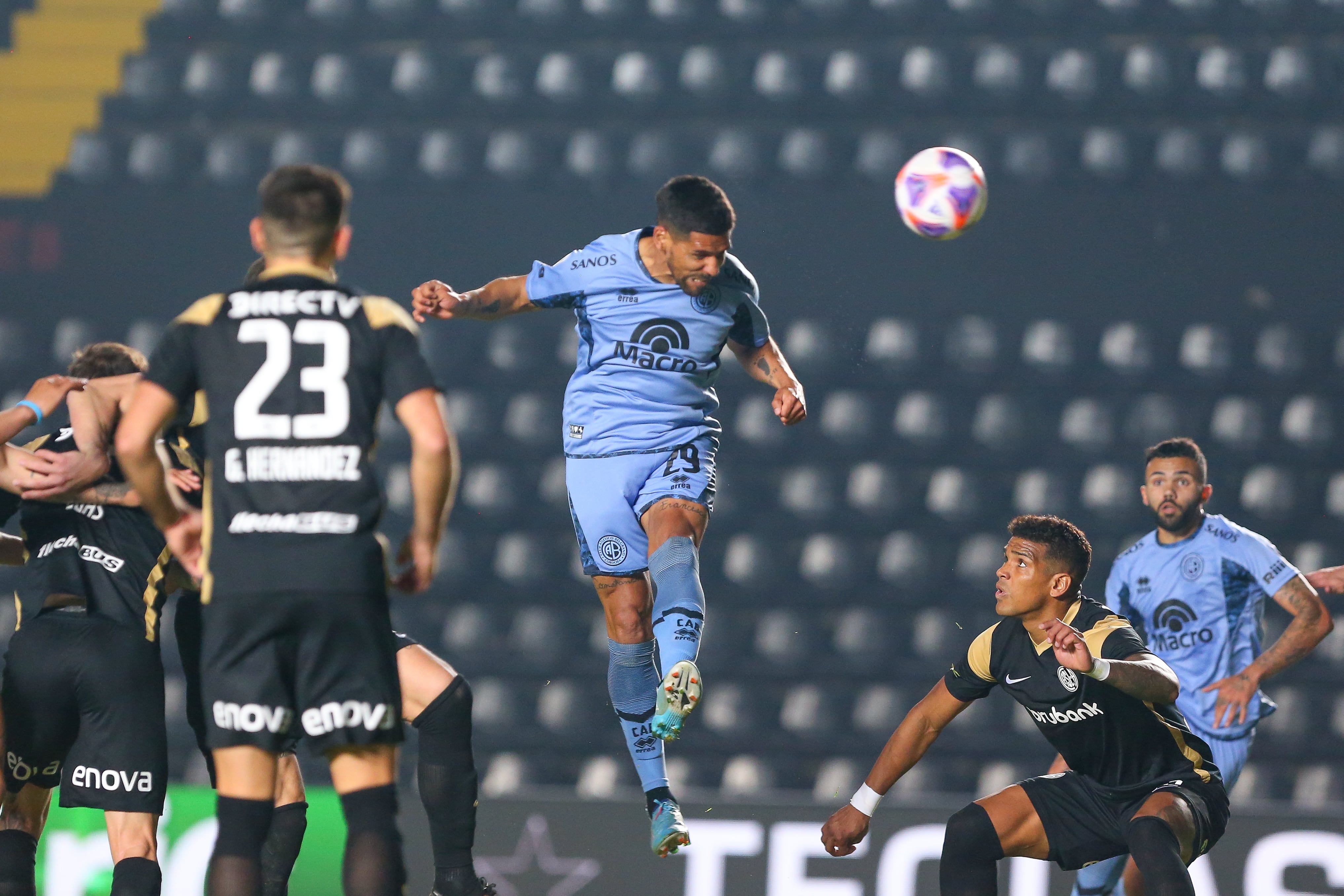 Belgrano y San Lorenzo, en acción por el duelo de octavos de final de la Copa Argentina, en Santa Fe. (Prensa Belgrano)