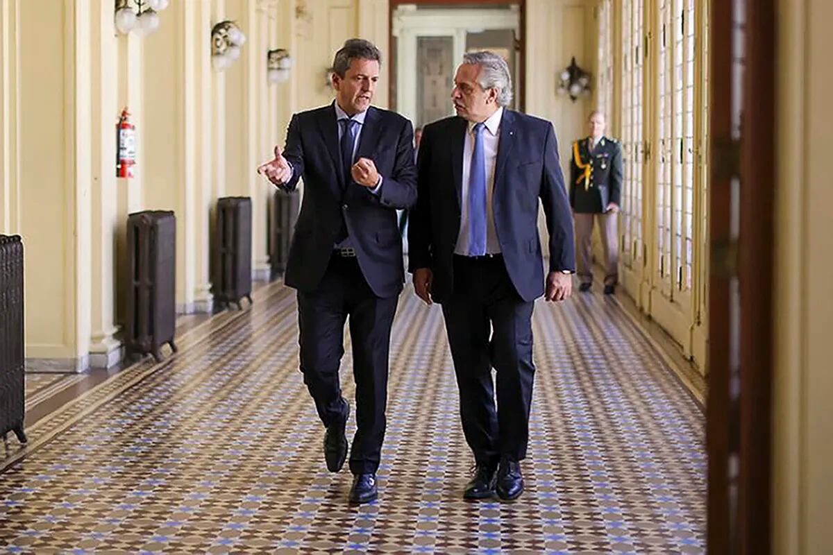 Sergio Massa y Alberto Fernández intentan aplicar medidas económicas para frenar la inflación. Foto: Archivo.