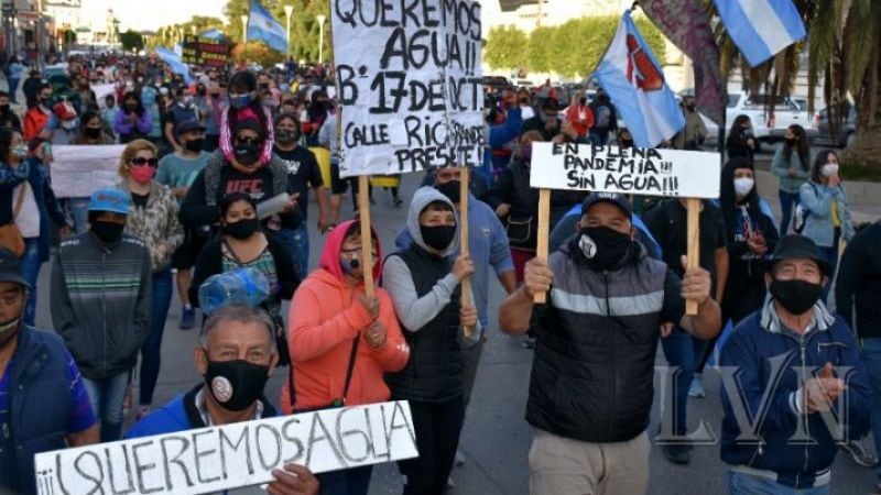 Nueva marcha de protesta de vecinos por el centro de la ciudad ante la falta de agua