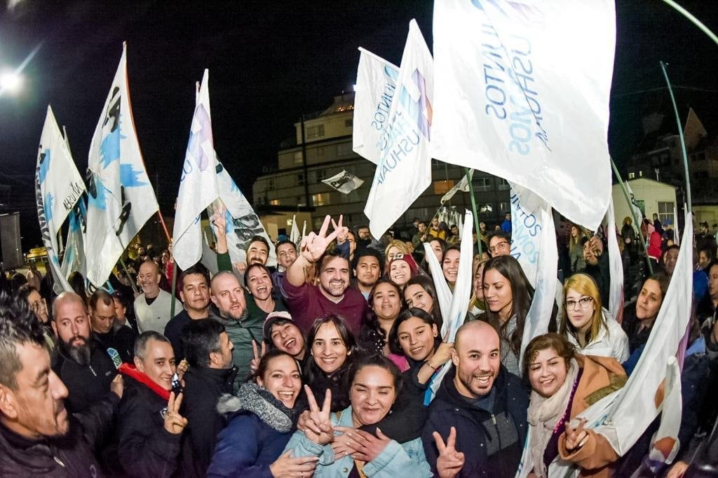 Felicidad en los rostros de los funcionarios y militantes tras el primer triunfo del partido en este tipo de elecciones.