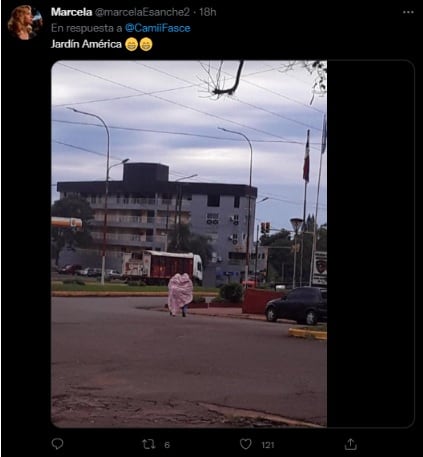 Salieron a la calle envueltos en un acolchado y causaron furor en Twitter.