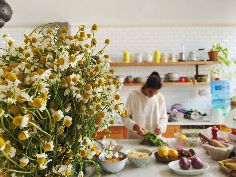 Las flores que tiene Juana en su cocina.