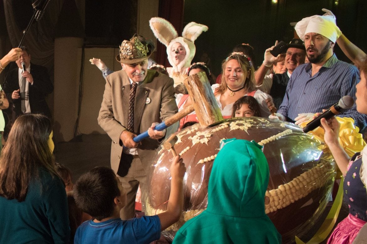 El huevo de pascua gigante, una tradición en la Fiesta de la Masa Vienesa en Villa General Belgrano.